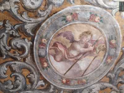 Ora adibito a magazzino della Caritas, conserva i resti di una piccola e antica cappella con tanto di soffitto finemente affrescato, sui cui figurano putti e cartigli della passione di Cristo